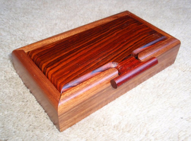 Wide box with T-shaped
                    handle