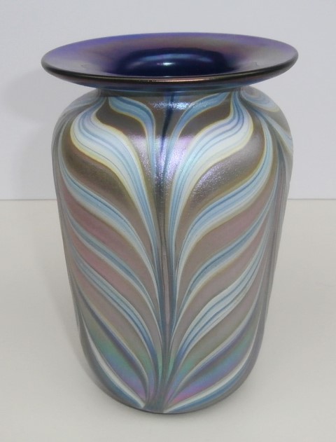 Feathered blue rim vase